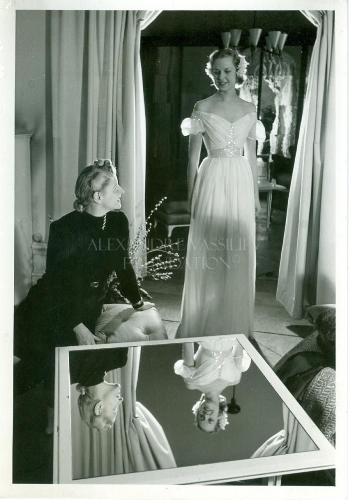 Portrait of Annemarie HEISE with a model 