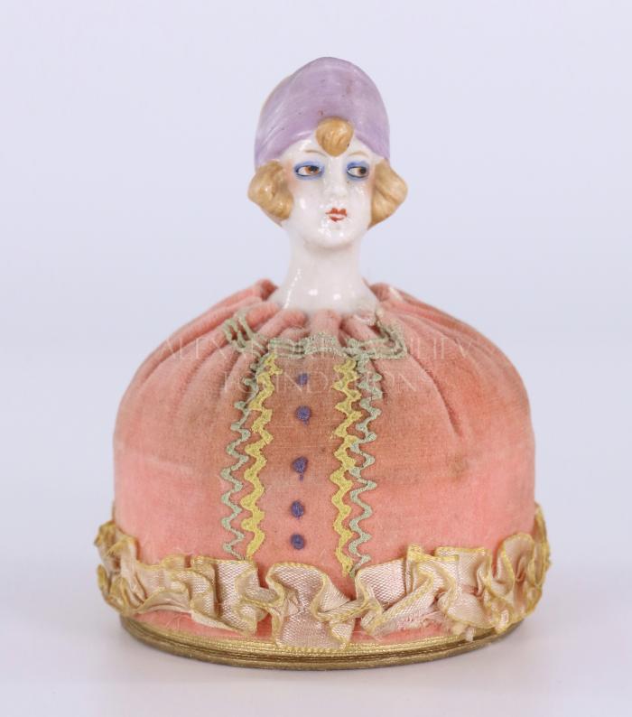 Powder box with porcelaine figurine head
