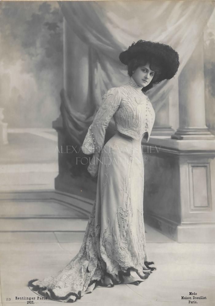 Fashion photograph for the House of Doeuillet