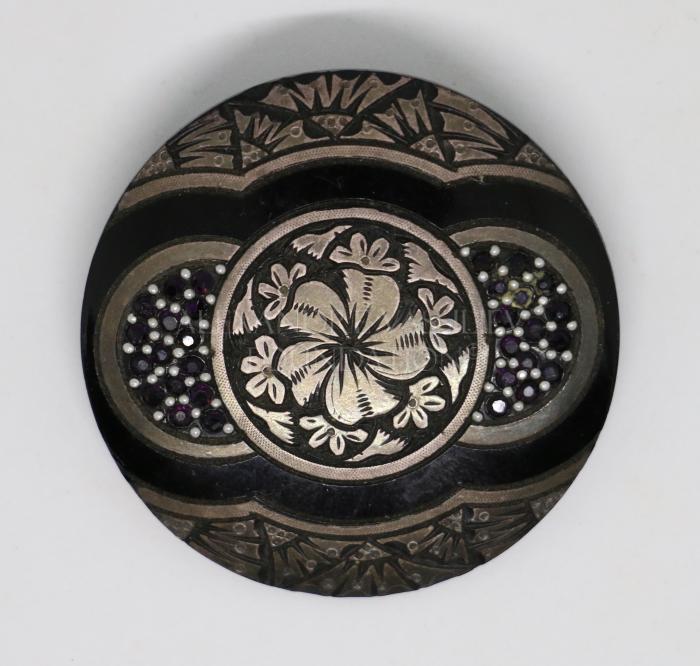 Brooch 