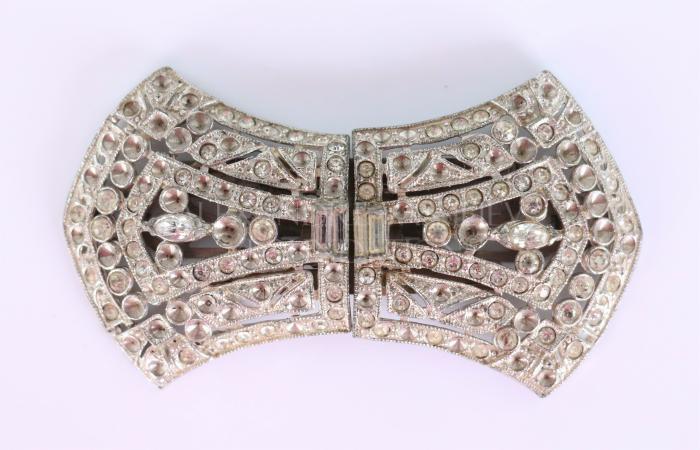 Brooch transformer