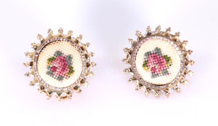 Pair of earrings 