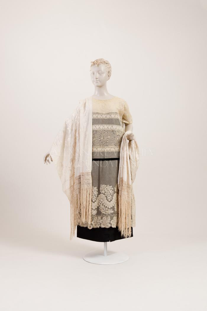 Mantilla shawl