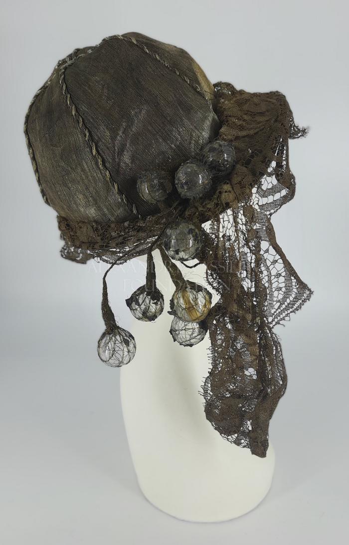 Cloche hat half-face