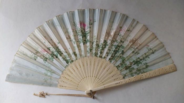 Folding hand fan